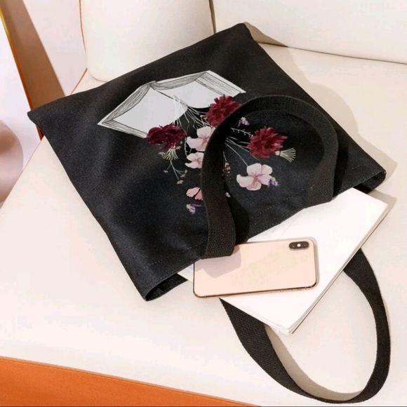 NEW! Floral  graphic tote BTQ - Picture 7 of 8